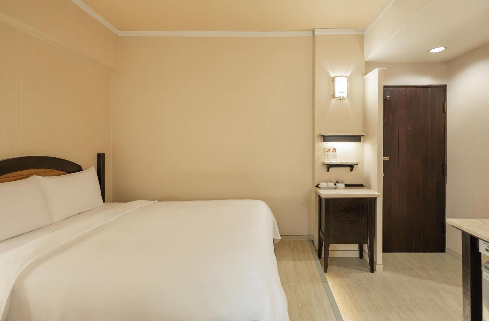 Kindness Hotel Weiwuying Kaohsiung Room photo