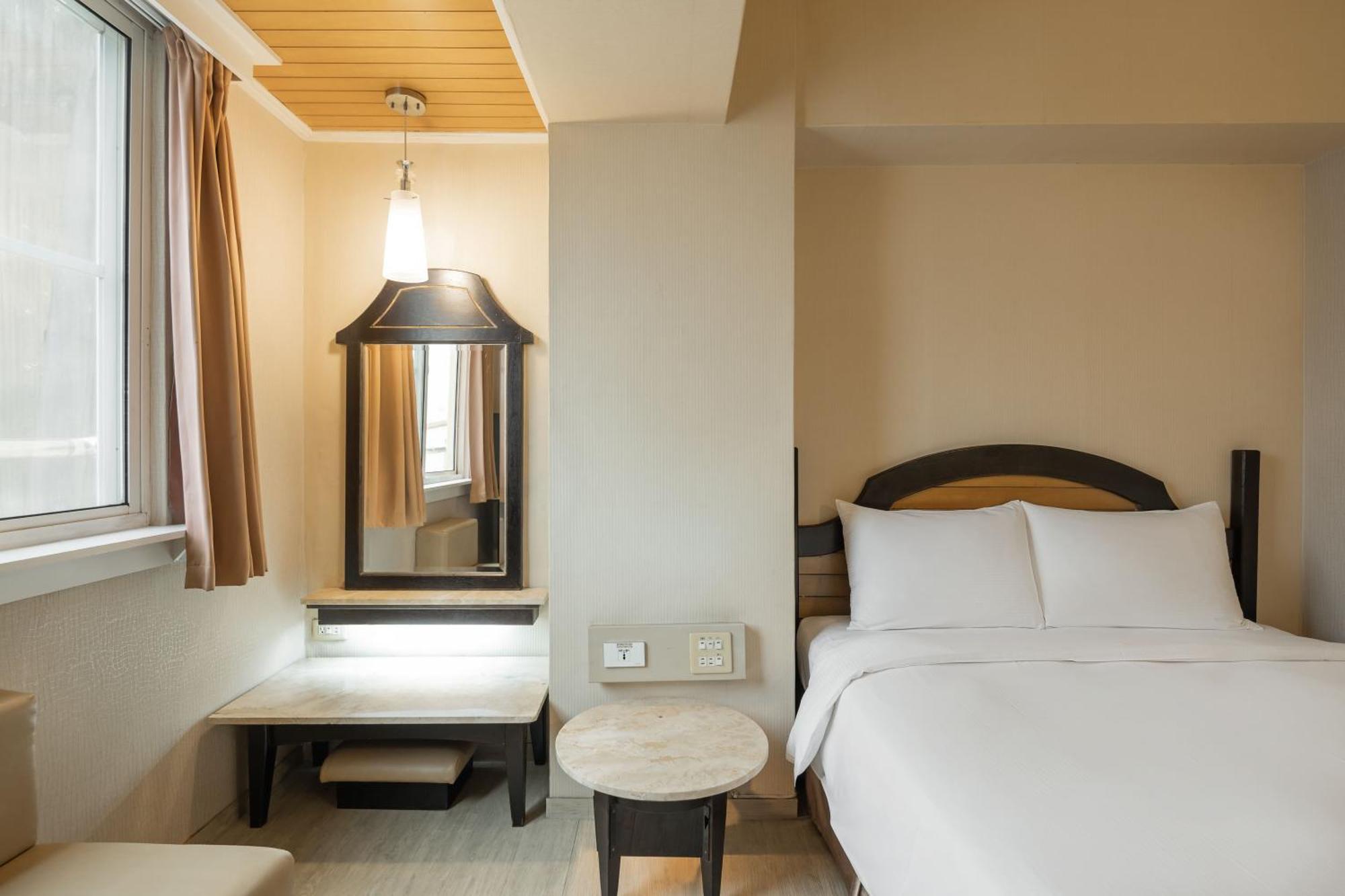 Kindness Hotel Weiwuying Kaohsiung Room photo