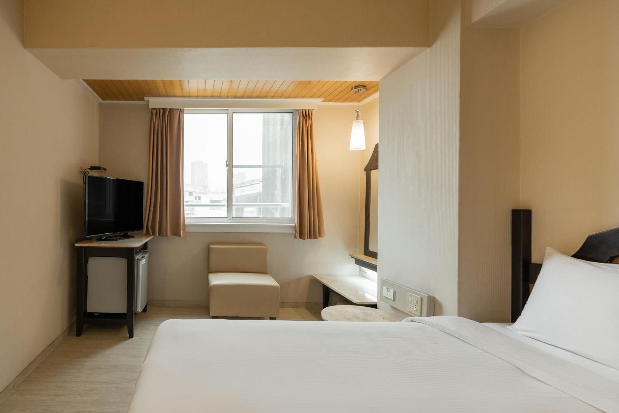 Kindness Hotel Weiwuying Kaohsiung Room photo