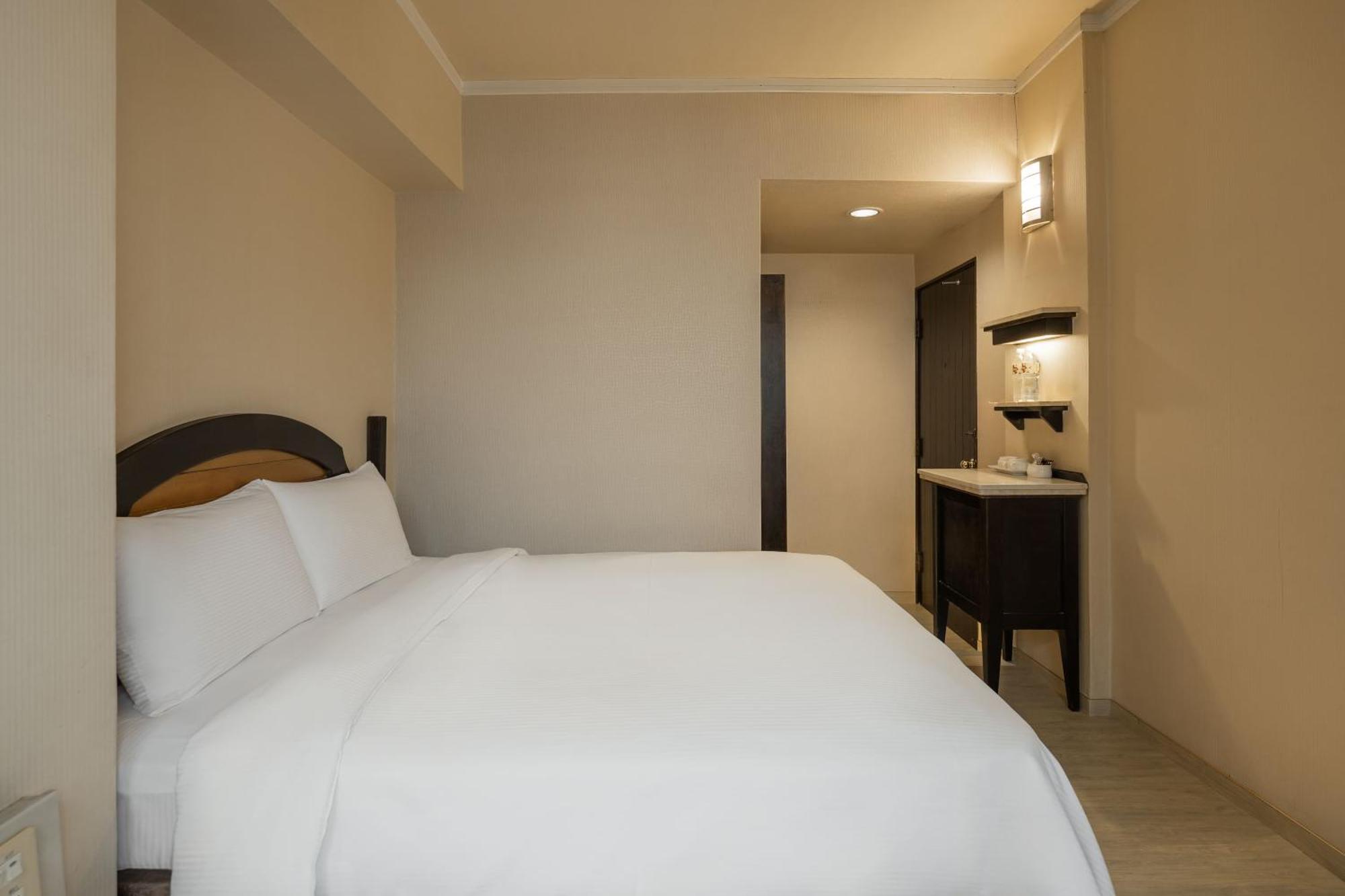 Kindness Hotel Weiwuying Kaohsiung Room photo