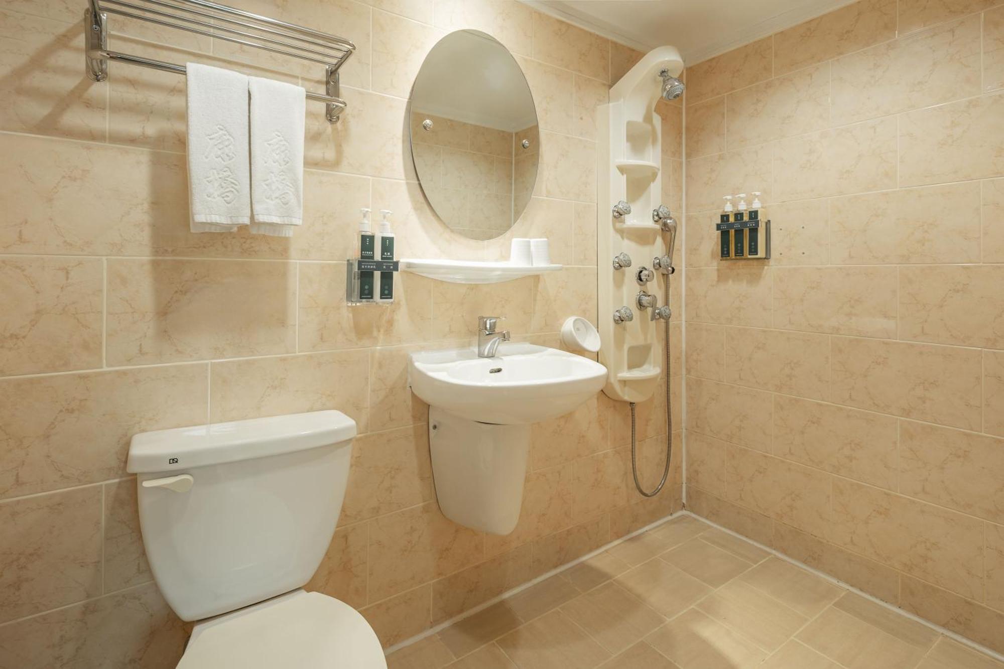 Kindness Hotel Weiwuying Kaohsiung Room photo